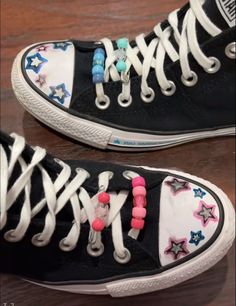 Beaded Converse Laces Ideas, Beads On Shoelaces Converse, Converse Ideas Beads, Tv Girl Converse, Converse Shoe Ideas, How To Put Beads On Shoe Laces, Bead Converse, Converse With Beads On Laces, Converse Shoe Art