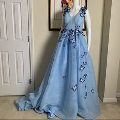 Vneck 3d Butterfly Detail Cosplay, Quinceanara, Prom Dress Size 10 Prom Dress Gown, Butterfly Lace, Prom Dresses Gowns, 3d Butterfly, Prom Colors, Dress Gown, Blue Butterfly, Prom Dress, Gowns Dresses