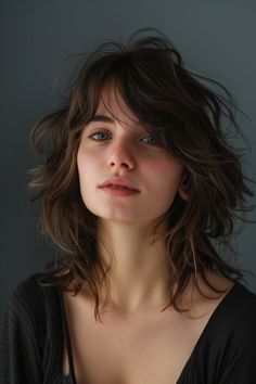 19 Natural Wavy Haircuts that Celebrate Your Curves Summer Wavy Haircut, Rocker Girl Hair, Natural Wavy Haircuts, Oc Hair, Queer Hair, Wavy Pixie Cut, Haircut Medium, Wavy Lob