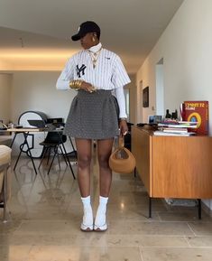 Genz Work Outfits, Fashion Inspo Black Women, Probate Outfit Greek, Outfits To Wear To A Basketball Game, Cute Errands Outfit, Vine Aesthetic, Elevated Streetwear, Street Style Outfits Casual, Dallas Fashion