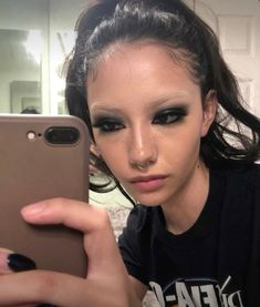 Edgy Eye Makeup Looks, Black Hair With Makeup, Edgy Eyebrows, Dirty Makeup Look, Tiny Eyebrows, Light Goth Makeup, Y2k Eye Makeup, 90s Grunge Makeup, Black Eye Shadow