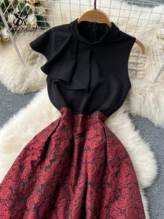 SPECIFICATIONSBrand Name: SR.SingreinyElasticity: Non StrechSleeve Style: OtherFabric Type: cotton blendPattern Type: FloralFit Type: SlimSilhouette: A-LINENeckline: RuffledDecoration: EmbroideryStyle: vintageDresses Length: Mid-CalfMaterial: POLYESTERMaterial: AcetateMaterial: AcrylicAge: MIDDLE AGEOrigin: Mainland ChinaCN: GuangdongSeason: SummerClosure Type: zipperType: regularMaterial Composition: synthetic fiberWaistline: NaturalSleeve Length(cm): sleevelessRelease Date: Winter 2022Profile Type: APlace Of Origin: China (mainland)Gender: WOMEN Floral Evening Dress, Floral Dress Shoes, Party Dress Summer, Floral Evening Dresses, Gold Evening Dresses, Vintage Midi Dresses, Long Beach Dress, Red Evening Dress, Europe Fashion