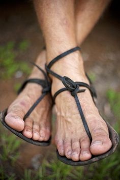 The original Luna Sandals - instant bone material there....of course it's all about the feet & those are pretty much perfect specimens in my book.: Luna Sandals, Sac En Cuir Diy, Barefoot Running, Simple Sandals, Mens Leather Sandals, Rope Cord, Minimalist Shoes, Barefoot Shoes, Handmade Shoes