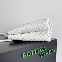 BV’s 2023 new Andiamo has been shipped. The new Andiamo woven handbag launched by Bottega Veneta this season is really popular all over the world! ! Celebrities at home and abroad have worn it. Oscar-winning actress Michelle Yeoh has taken it out on the street. Song Jia, Trai Yara, Yu Feihong, Sanji Ayaka, Rosie Hunting-Whiteley, Yoshioka Riho, etc. have all picked up this bag. It is a classic and versatile bag. It shows temperament, and the bag capacity is also very large, which is very convenient for daily commuting! ! A variety of carrying methods, the shoulder straps can be adjusted by yourself, the original lambskin feels soft and delicate, and the neutral style is created to break gender boundaries and bring a more practical and longer-lasting use experience.
Andiamo, which combines Lv Purse, Michelle Yeoh, Lv Shoes, Bv Bag, Bottega Veneta Bags, Lv Handbags, Celine Bags, Neutral Fashion, Lv Belt