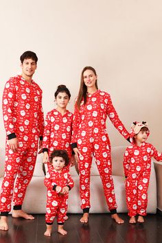 Perfekt matchande utseende under semestern, den första väljer för jul festlig, semester. Med ett brett utbud av storlekar kan du få ett superbekvämt matchande pyjamasset för alla i din familj. Nu kan hela familjen hålla sig varm på vintern och kallt väder. Unika pyjamas är en perfekt julklapp till män, kvinnor, pojkar och flickor i alla åldrar. Ge ett matchande set till dina familjevänner eller ett individuellt set till din son eller dotter! Material: Bomull+Polyester Färg: Röd (som bild) Hundpy Cozy Pjs, Matching Family Christmas Pajamas, Matching Christmas Pajamas, Onesie Pajamas, Christmas Pjs, Matching Family Pajamas, Family Christmas Pajamas, Holiday Pajamas, Red Jumpsuit