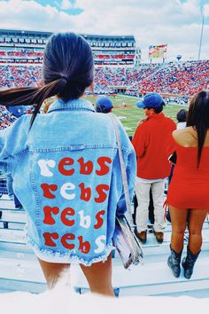 Casual Tailgate Outfit, Ole Miss Baseball Game Outfit, Ole Miss Football Outfit, Diy Gameday Clothes, College Spirit Outfits, Ole Miss Outfit Ideas, Game Day Outfit Ole Miss, Ole Miss Jean Jacket, Tailgating Outfits College