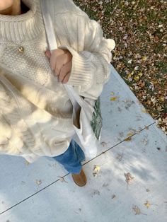 Cozy Feeling Aesthetic, Cozy Winter Aesthetic Outfits, Fall Aesthetic Pictures, Youtube Podcast, Studera Motivation, Autumn Fits, Cozy Season, Sweater Outfit, Fall Inspo