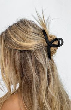 Brunettes Balayage, Black Hair Clips, Penteado Cabelo Curto, Long Blonde, Long Blonde Hair, Black Matte, Scrunchie Hairstyles