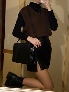 Brown Skirt Outfit, Vest Outfits For Women, Black Skirt Outfits, Sweater Vest Outfit, Leather Skirt Outfit, Cold Outfits, Wardrobe Tips, Outfits Chic, Nice Style