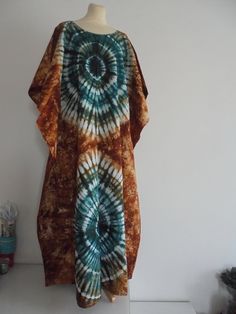 You will appreciate its lightness this summer or its comfort at home all year round. Large dress, easy to wear in hand-dyed batik-style cotton. Round neckline. Length 140cm Chest size 160 cm Size 42 to 48 brown length 135 cm chest 164 cm wash 30 degrees Bohemian Cotton Maxi Dress With Natural Dye, Bohemian Cotton Tie-dye Maxi Dress, Bohemian Tie Dye Cotton Maxi Dress, Casual Cotton Maxi Dress With Batik Print, Bohemian Tie Dye Batik Kaftan, Bohemian Tie-dye Batik Print Kaftan, Bohemian Tie Dye Batik Print Kaftan, Bohemian Tie Dye Kaftan With Batik Print, Summer Tie Dye Natural Dye Kaftan