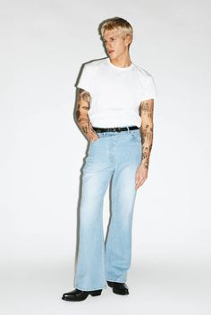 A classic pair of bootcut jeans from the 90s. Updated to pinch at the waist and pool over the shoe, these jeans are tailored for a relaxed, lived-in feel. Constructed in a rigid, non-stretch denim, these go-to jeans only gets better with age. Streetwear Flare Jeans, Bootcut Jeans Outfit Men, Selvedge Denim Men, Blue Jeans Outfit Men, Bootcut Jeans Outfit, Denim Outfit Men, Jeans Outfit Men, Blue Jean Outfits, Tyler Durden