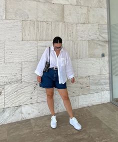 LOOK DO DIA: use e abuse das bermudas » STEAL THE LOOK Curvy Summer Outfits, Curvy Casual Outfits, Summer Outfits Curvy, Plus Size Summer Outfits, Look Plus Size, Europe Outfits, Plus Size Summer Outfit, Bermuda Jeans