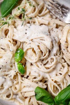 The best vegan fettuccine Alfredo! This dairy-free Alfredo sauce is so insanely creamy, you won't even know it's vegan! This easy sauce recipe with almond milk (or oat milk) only has 6 pantry friendly ingredients. This sauce has no cauliflower, cashews, or dairy. The perfect vegan Olive Garden copycat Alfredo sauce. This quick recipe is under 30 minutes, perfect for a weeknight dinner or a date night (think Valentine's day!).