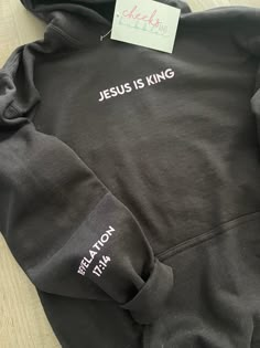 Jesus is King Youth Hoodie – Cheeks & Bubbles Handmade Itachi Christmas, Jeep Decor, Christian Clothing Men, Jesus Hoodies, Pink Iron, Revelation 17, Jesus Clothes, Christian Merch, Christian Streetwear