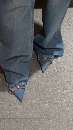 Dhgate Finds, Jeans Aesthetic, Pointy Heels, Shoes Heels Classy, Jeans With Heels, Heels Classy, Estilo Preppy, Girly Shoes, Trik Fotografi