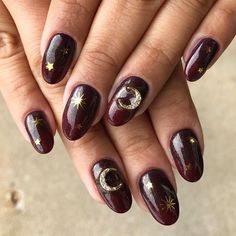 70 Photos of the Most Beautiful Burgundy Nails Designs in 2022 Red Wine Nails Design, Maroon Nail Art, Burgundy Nail Designs, Oval Nails Designs, Wine Nails, Maroon Nails, Wow Nails, Burgundy Nails, Red Nail Designs