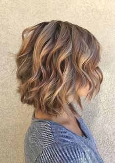 Low-lights & Soft Caramel Highlights with A Layered Bob Short Hairstyles 2017 Soft Curls Short Hair, Hair Highlights And Lowlights, Beach Wave Hair, How To Curl Short Hair, Hair Styles 2017, Penteado Cabelo Curto, Curly Bob Hairstyles, Lily Collins, Short Bob Hairstyles