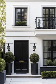 Contemporary white stucco farmhouse featuring black accents and manicured greenery in urban environment Fourplex Exterior, French House Interior, Small Contemporary House, Framed Windows, Neoclassical House, Small House Exterior