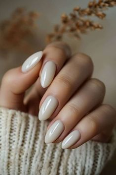 20 Old Money Nail Styles: Timeless Elegance and Grace - Luxe Luminous Nails Nod Color, Off White Oval Nails, Ivory Nails Gel, Simple Graduation Nails Classy, Old Money Winter Nails, Old Money Style Nails, Ivory Nail Designs, Natural Style Nails, Uñas Old Money Aesthetic