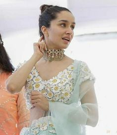 Classic Lehenga, Lehenga Looks, Indian Fashion Modern, Lily Maymac, Mehendi Outfits, Fashion Figure, Fashion Figure Drawing, Dresses Traditional, Indian Bride Outfits