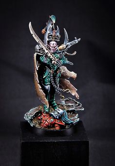 Dark Eldar Archon #40k #wh40k #warhammer40k #40000 #wh40000 #warhammer40000 #dareldar #darkeldars #gamesworkshop #wellofeternity #miniatures #propainted Drukhari Archon, Bionic Leg, Dark Eldar, I Salute You, Painting Miniatures, 40k Miniatures, Warhammer 30k, Warhammer 40k Miniatures, Warhammer 40000