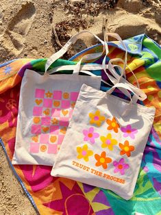 OOPSIE CHECKERED DOODLE TOTE BAG – peachcreamprints Sacs Tote Bags, Diy Tote, Summer Tote Bags, Painted Tote, Summer Tote, Diy Tote Bag