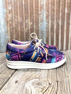 Comfy casual shoes in your favorite aztec print. Lightweight tie style. Flat sole. If you are between sizes, size up. Western Boho Chic, Western Shoes, Casual Tie, Wedge Flip Flops, Rhinestone Shoes, Tie Styles, Western Boho, Leather Wedge Sandals, Leather Wedges