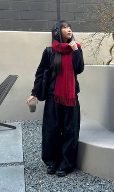 Scarf With Hoodie Outfit, Fall Japanese Fashion, Chinese Fall Fashion, Red Fall Outfits Women, Edgy Autumn Outfits, Asian Fall Outfits, Japanese Fall Outfits, Winter Outfits Asian, Outfits In Japan