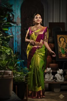 Green Bridal Saree, Seemantham Saree Ideas, Bridal Saree Blouse Designs, Bridal Saree Blouse, Jewelry Poses, Saree Pose, Reception Saree