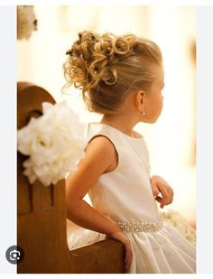 Junior Bridesmaid Hair, Wedding Hairstyles For Girls, Girls Updo, Communion Hairstyles, Updo Tutorial, Flower Girl Hairstyles, Wedding Flower Girl, Hair Braids, Short Hairstyle