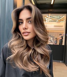 Caramel Blonde On Brown Hair, Bayalage Light Brown To Blonde, Money Piece Balayage Brunette Curly Hair, Asian Long Curtain Bangs, Beige Hair With Highlights, Brunette Hair Colours, Beige Blonde Balayage Brunette, Hair Highlights For Brown Hair Brunettes, One Color Brown Hair