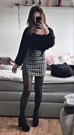 Cute Emo Skirt Outfits, Preppy Emo Outfits, Alternative Outfits For Work, Preppy Goth, Vampire Clothes, Venus Fashion, Cute Skirt Outfits, Sophisticated Outfits, Preppy Style Summer