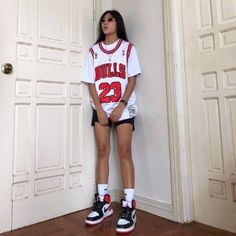 Basketball T Shirt Outfit, Nba Shirt Outfit Women, Tomboy Fits Aesthetic, Basketball Style Outfit, Jersey With Shorts Outfit, Basketball Style Women, Baggy Clothes Outfit Summer, Outfits With Jerseys, Nike Shirt Outfit