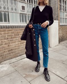 Dark Wash Denim Outfit, Uniqlo Outfit Ideas, Winter Style Inspiration, Outfit Nero, Sweater Styling, Uniqlo Outfit, 2024 Shoes, Dress Shoes Women, Sweater And Jeans