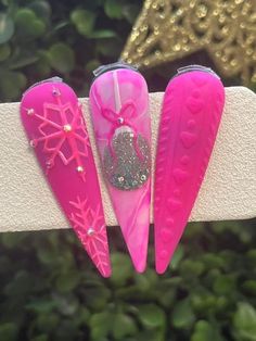 Christmas Nails Hot Pink, Pink Grinch Nails, Hot Pink Christmas Nails, Stiletto Christmas Nails, Valentine Gifts For Boys, Winter Nail Art Designs, Stiletto Nails Short, Barbie Nails, Holiday Nails Winter