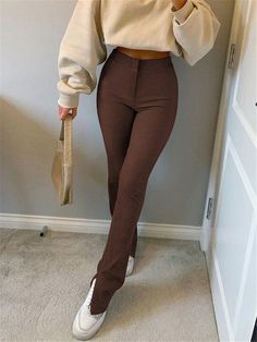 Indie Pants, Brown Flare Pants, Aesthetic Outfits Y2k, Brown Flares, Y2k Aesthetic Outfits, Elegante Casual, Brown Pants, Style Streetwear, Mode Inspiration