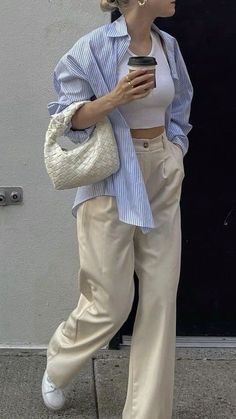 Button Up Shirt Outfit Aesthetic, Korea Fits, Beige Pants Outfit, Modest Summer, Easy Chic, Skandinavian Fashion, Casual College Outfits, Outfit Primavera, Everyday Fashion Outfits