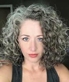 Curly Grey Hairstyles, Curly Gray Hairstyles, Curly Gray Hair Over 50 Curls, Curly Grey Hair Natural Curls, Curly Gray Hair, Grey Hairstyles, Trendy We Fryzurach, Gray Hairstyles