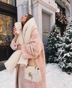 Chique Outfits, Pink Coat, Cute Winter Outfits, Mode Inspo, Casual Winter Outfits, Mode Inspiration, Winter Fashion Outfits, Winter Looks