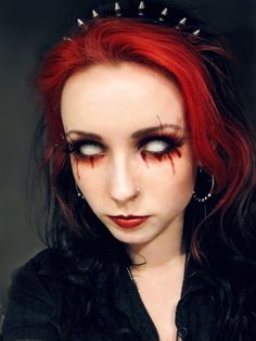 goth red and black eyeshadow Eyes Halloween Makeup, Emo Eye Makeup, Fae Party, Makeup Witch, Wallpaper Emo, Halloween Maquillage, Halloween Makeup Witch, Halloween Costumes And Makeup, Swamp Creature