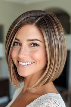 Short Hairstyle Women Inverted Bob, Brunette Angled Bob, Curtain Bangs On Bob, Bobs For Straight Hair, Side Bob Haircut, Womens Bob Haircuts, Jennifer Aniston Bob Haircut, Inverted Lob Haircut, Short Styled Hair