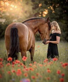 photography Woman Horse Photography, Summer Horse Photoshoot, Prom Horse Photoshoot, Horse Photo Shoot Ideas, Horse Senior Photos, Pictures With Horses Photography Ideas, Horse Pictures With People