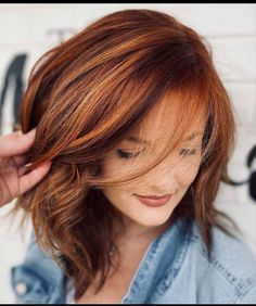 Copper Hair Brown Lowlights, Lowlights On Redheads, Hairstyles With Side Bangs, Face Frame Highlights, Highlights Bob, Auburn Red Hair, Frame Highlights, Light Auburn Hair, Red Hair With Blonde Highlights