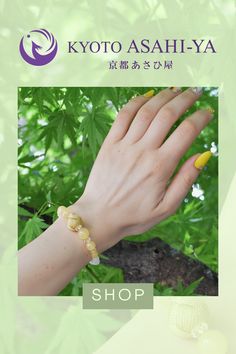 This elegant bracelet is perfect for your summer days. You can choose among five different colors and combine it with your favorite outfits. Available in yellow, green, pink, red, and purple. #summeritems #summersale #japanesebracelet #japanese #tradition #handmadebracelet #handmade #japanesesouvenirs #gemstone #birthdaygifts #hechoamano #faitalamain #fattoamano #japaneseitems #kyoto #kyotocrafts #手作り　＃ハンドメイド　＃京都　＃日本伝統　＃ブレスレット　＃誕プレ　＃ギフトアイディア Handmade Bracelets