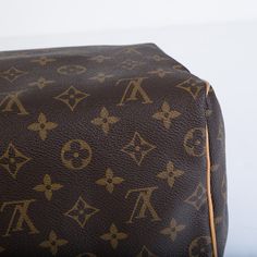 Carefully crafted from LV's signature monogram printed canvas, the Speedy 25 is the ideal bag for any woman on the go. Although the Speedy is most common in sizes 30 and 35, the 25 is the perfect option for a petite woman. With a spacious interior, two top handles, and timeless silhouette - the Speedy is the ultimate go-to bag for running errands or accompanying you to lunch. Carry all your every day essentials inside the generous compartment while remaining stylish. The perfect compliment to light wash jeans and a basic tee, or culottes and a blouse. It's simple, easy, and a well-worthy addition to any luxury handbag collection. SPL Exterior Louis Vuitton monogram canvas Two tan-coloured top handles and piping Padlock feature Zip close Very good vintage condition Some patina to the leathe Petite Woman, Louis Vuitton Speedy 25, Speedy 25, Handbag Collection, Monogram Prints, Printed Canvas, Petite Women, Light Wash Jeans, Basic Tee