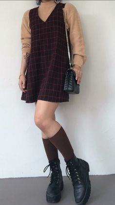 Pinafore Dress Outfit, Casual Dress Outfit, Dress Outfit Fall, Fall Outfit Casual, Outfit College, College Outfit, Outfit Chic, Outfit Fall, Pinafore Dress