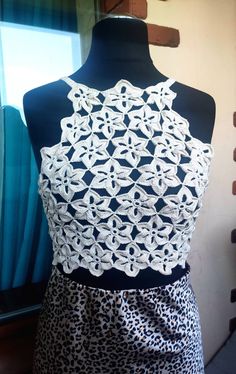 A very nice crop top is available. Crocheted cotton. Fits size 42-46. It is possible to tie in another color and size. Crop Tops Crochet, Bralette Crochet, Crop Top Crochet, Crochet Bralette, Crochet Set, Top Halter, Crochet Crop, Crochet Crop Top, Top Crop