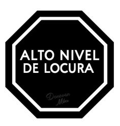 a black and white stop sign with the words alto nivel de muchosidad