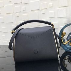 ADC Fashion Lu-Vi bags - 914 A+ Excellent Quality copies; Contact us if you've any questions in your mind. Lv Bags, Gold Ounce, Lv Bag, Cute Bag, New Handbags, Luxury Bags, Contact Us, Wellness Design, Leather Bag