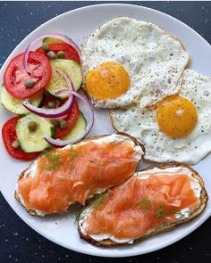 Pescatarian Breakfast, Almond Cream Cheese, Pescetarian Diet, Snacks Salty, Pescatarian Diet, Pescetarian Recipes, Plain Bagel